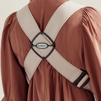 Marsupiu anatomic cu multiple pozitii de purtare BabyBjorn Mini, Light Beige, 3D Jersey