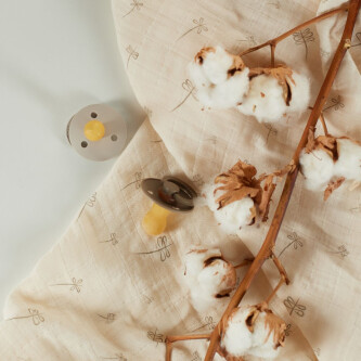 Muselina multifunctionala din bumbac 100% organic, ONINO HUG.me, Creamy Vanilla, x1 bucata, 120 x 120 cm, certificata GOTS
