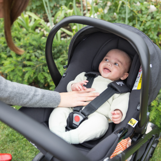 Carucior pentru copii multifunctional 3 in 1 Joie Chrome 2 Raven  (Carucior Chrome 2 Raven + Landou Chrome Raven+ scoica i-Snug Raven)