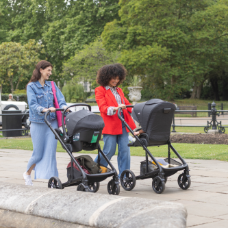 Carucior pentru copii multifunctional 3 in 1 Joie Chrome 2 Raven  (Carucior Chrome 2 Raven + Landou Chrome Raven+ scoica i-Snug Raven)