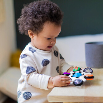 Jucarie senzoriala Baby Einstein Curiosity Clutch Twist & Pop Rattle Teether