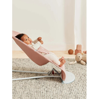 Balansoar din tesatura matlasata cu aspect delicat de petala pentru copii Baby Bjorn Bliss Dusty Pink, cu bara de jucarii inclusa