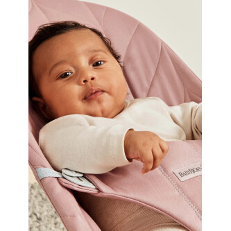 Balansoar din tesatura matlasata cu aspect delicat de petala pentru copii Baby Bjorn Bliss Dusty Pink, cu bara de jucarii inclusa