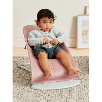 Balansoar din tesatura matlasata cu aspect delicat de petala pentru copii Baby Bjorn Bliss Dusty Pink, cu bara de jucarii inclusa
