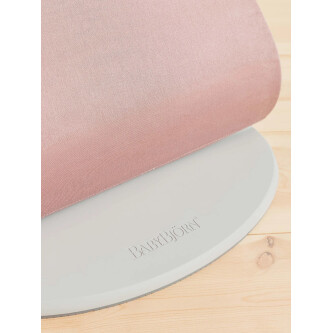 Balansoar din tesatura matlasata cu aspect delicat de petala pentru copii Baby Bjorn Bliss, Dusty Pink