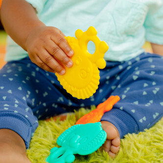 Set 3 jucarii de dentitie texturate Bright Starts Gummy Buddies -  Elefant, Leu, Maimuta